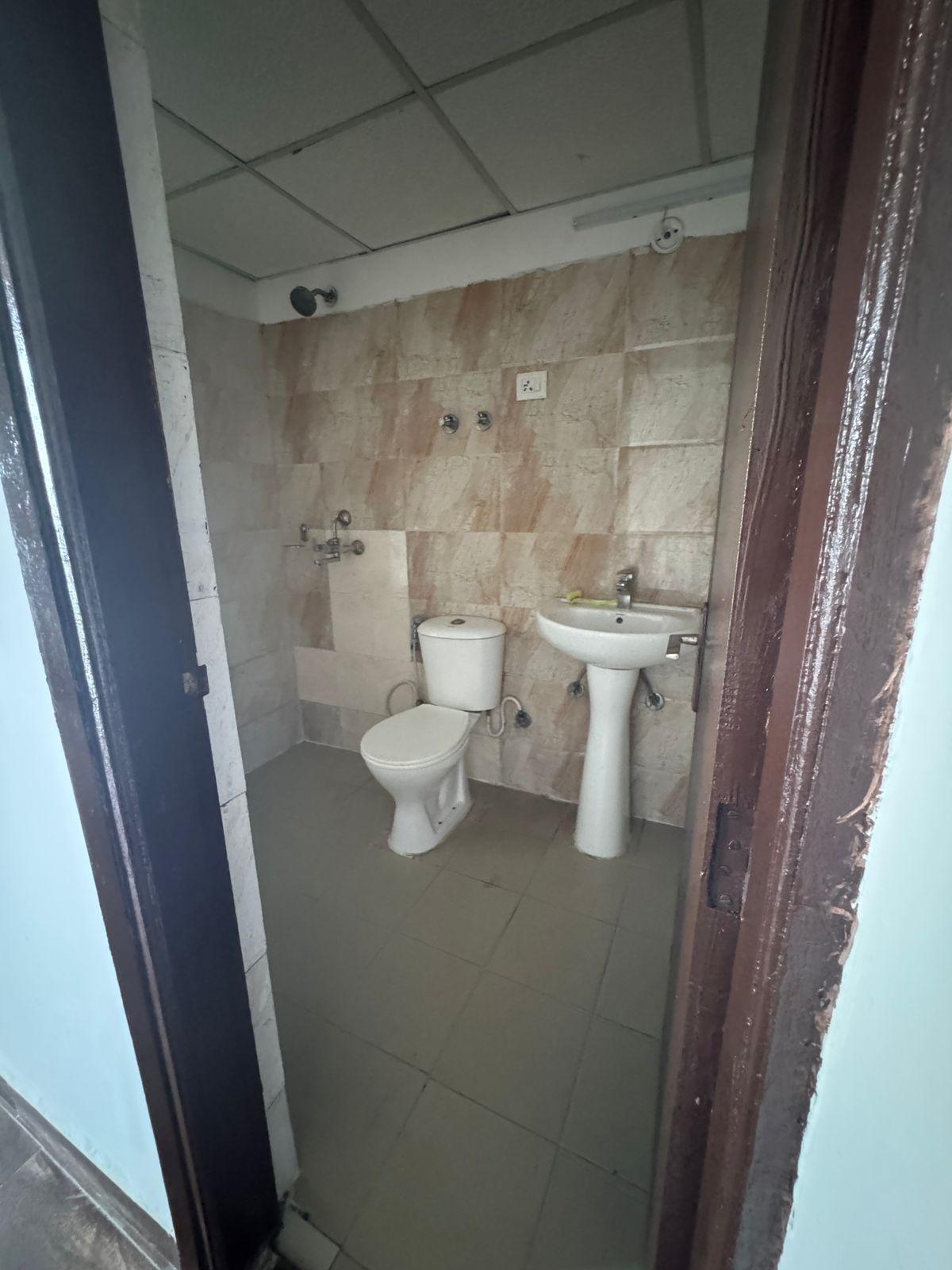 Ajnara Le Garden – 2BHK (995 SQFT) Semi-Furnished Park-Facing Apartment for Rent | 17th Floor | Noida Extension