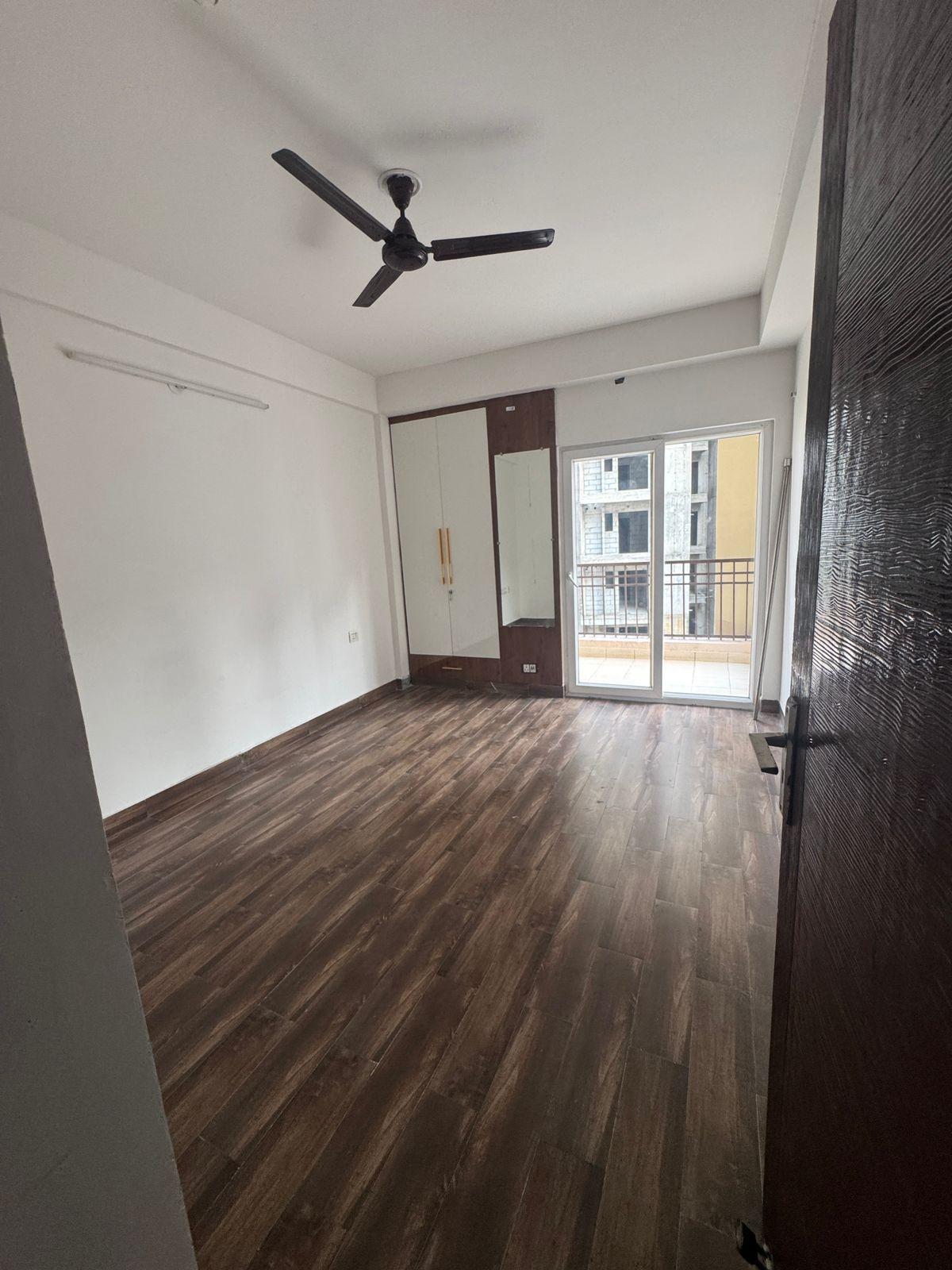 Ajnara Le Garden – 2BHK (995 SQFT) Semi-Furnished Park-Facing Apartment for Rent | 17th Floor | Noida Extension