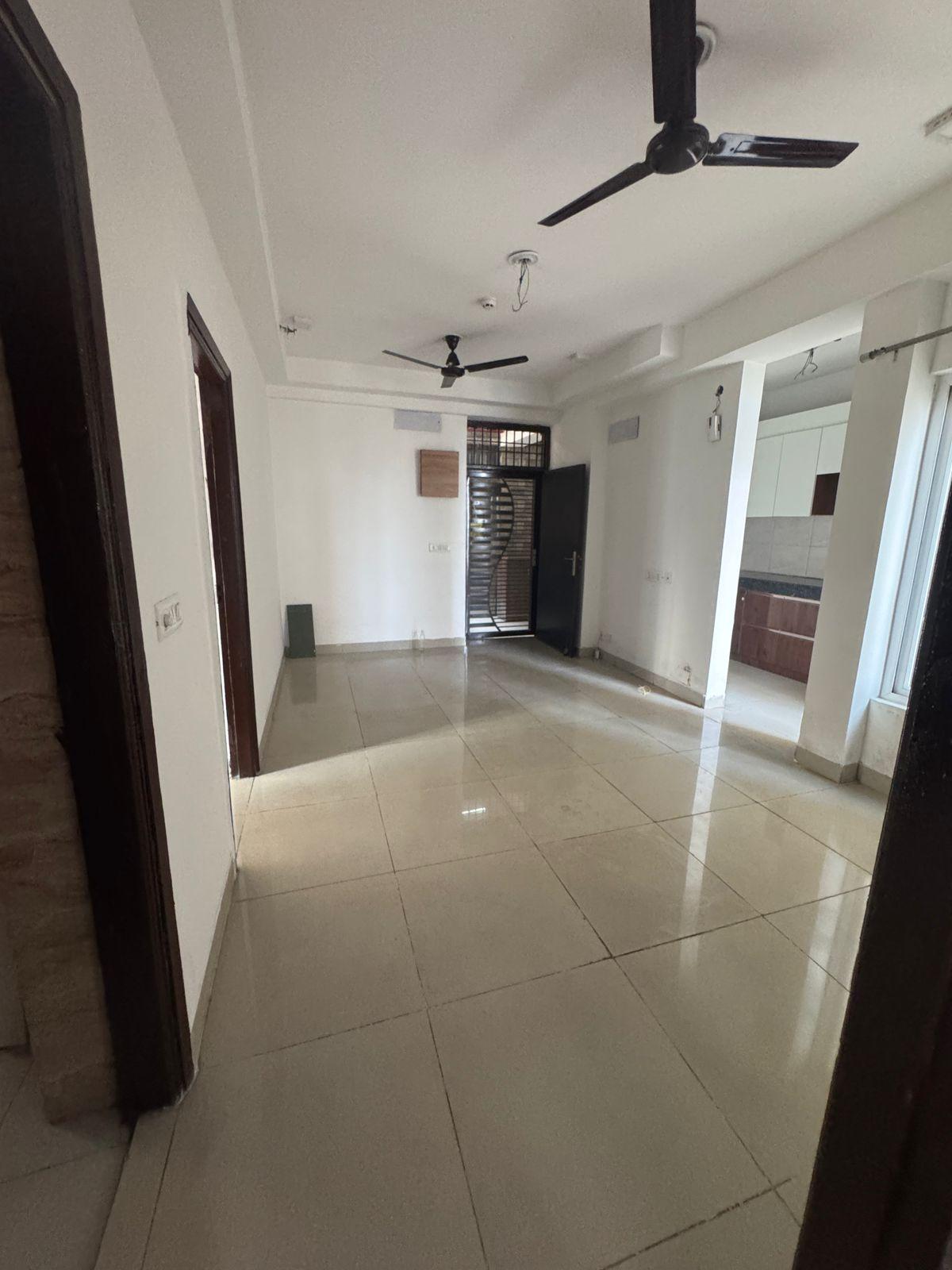 Ajnara Le Garden – 2BHK (995 SQFT) Semi-Furnished Park-Facing Apartment for Rent | 17th Floor | Noida Extension