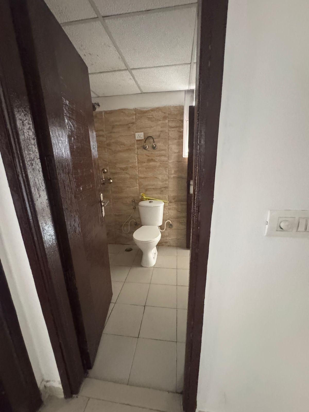 Ajnara Le Garden – 2BHK (995 SQFT) Semi-Furnished Park-Facing Apartment for Rent | 17th Floor | Noida Extension