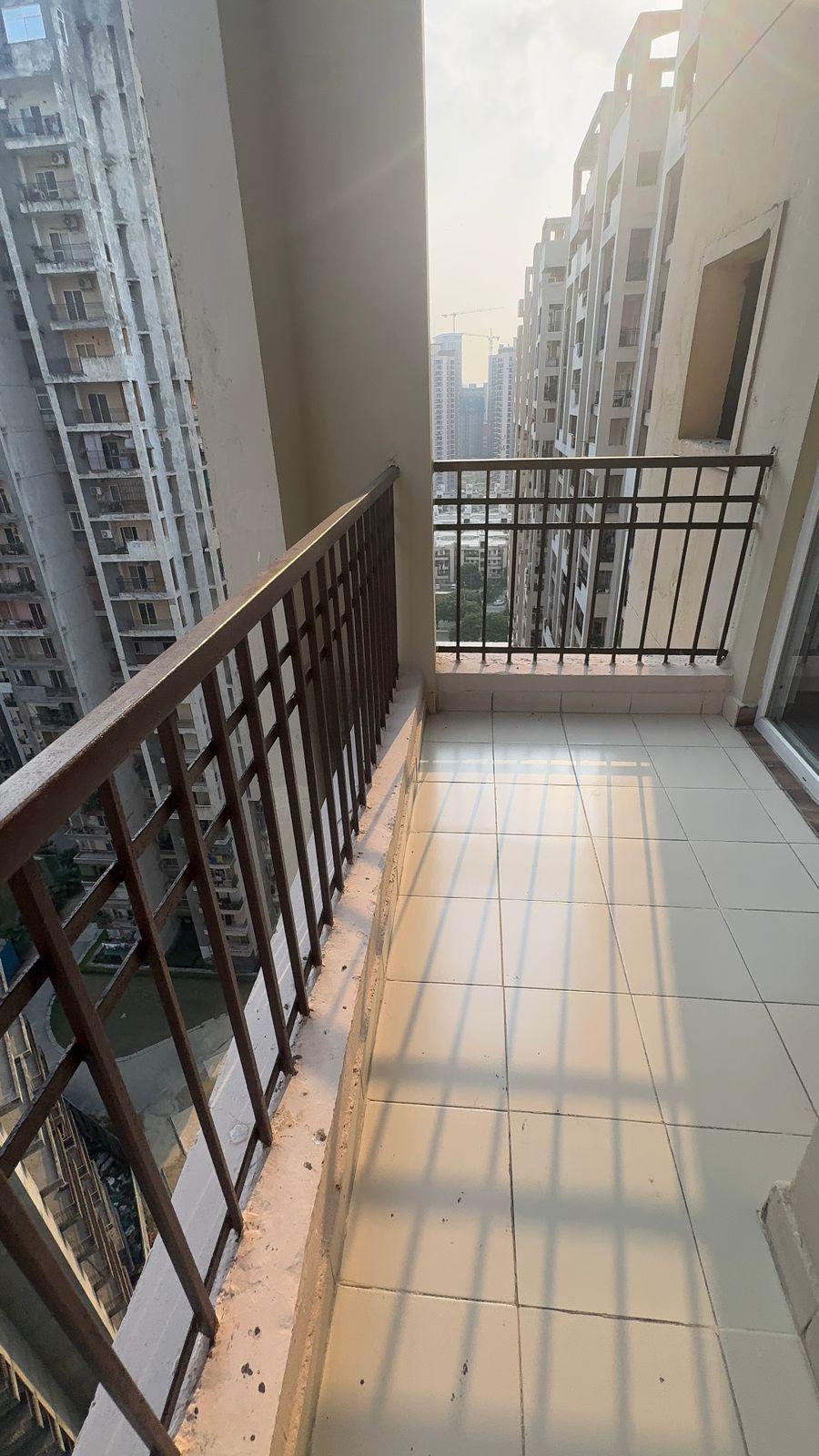 Ajnara Le Garden – 2BHK (995 SQFT) Semi-Furnished Park-Facing Apartment for Rent | 17th Floor | Noida Extension