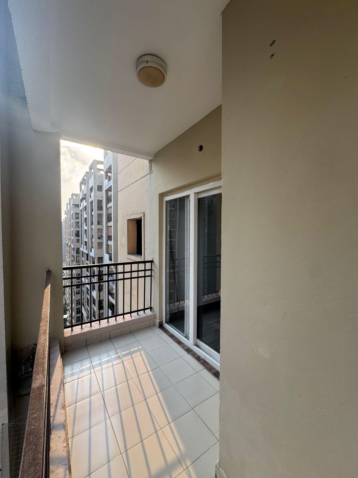 Ajnara Le Garden – 2BHK (995 SQFT) Semi-Furnished Park-Facing Apartment for Rent | 17th Floor | Noida Extension